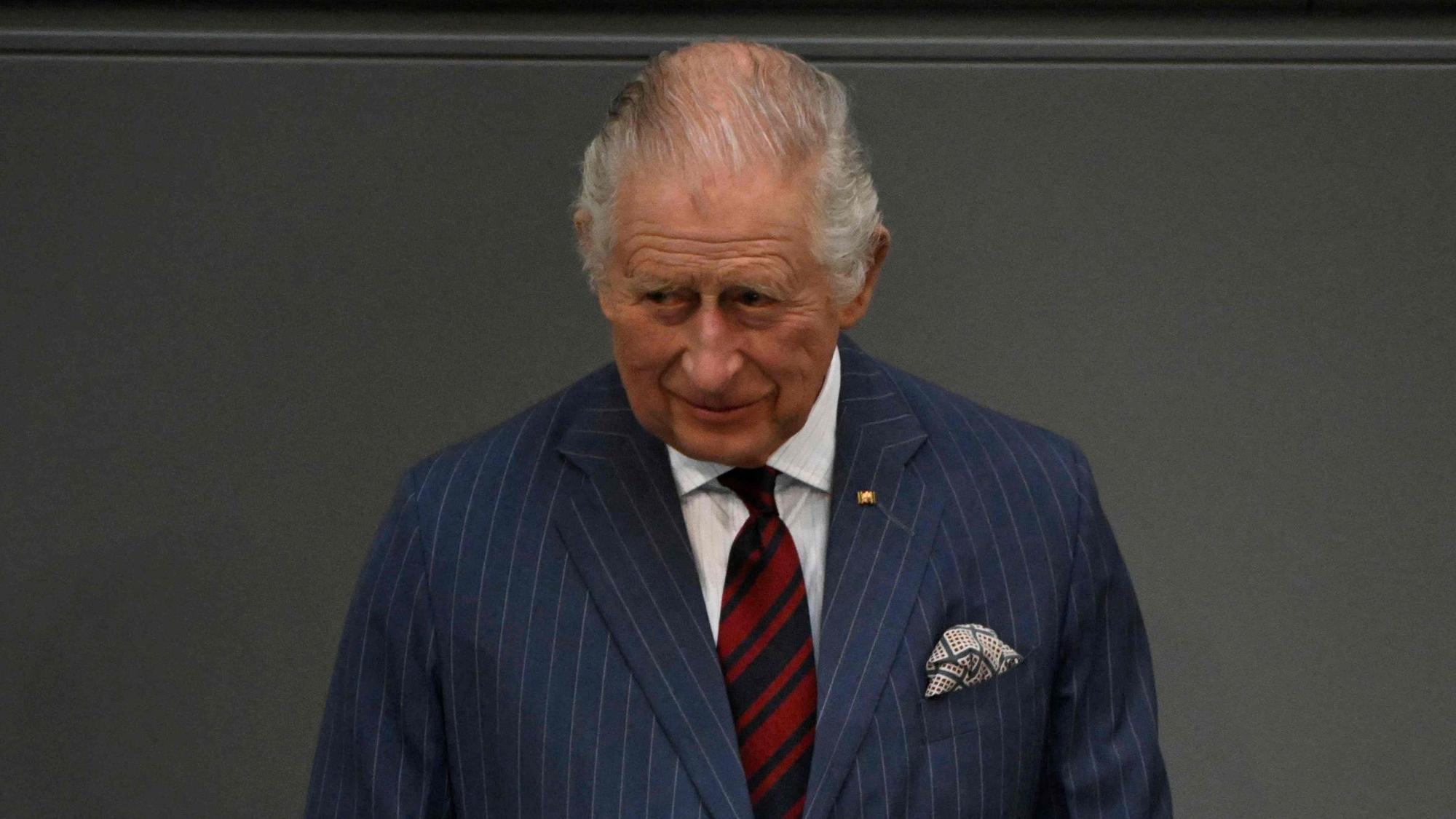 König Charles III. spricht im Deutschen Bundestag zu den Abgeordneten und steht am Rednerpult.