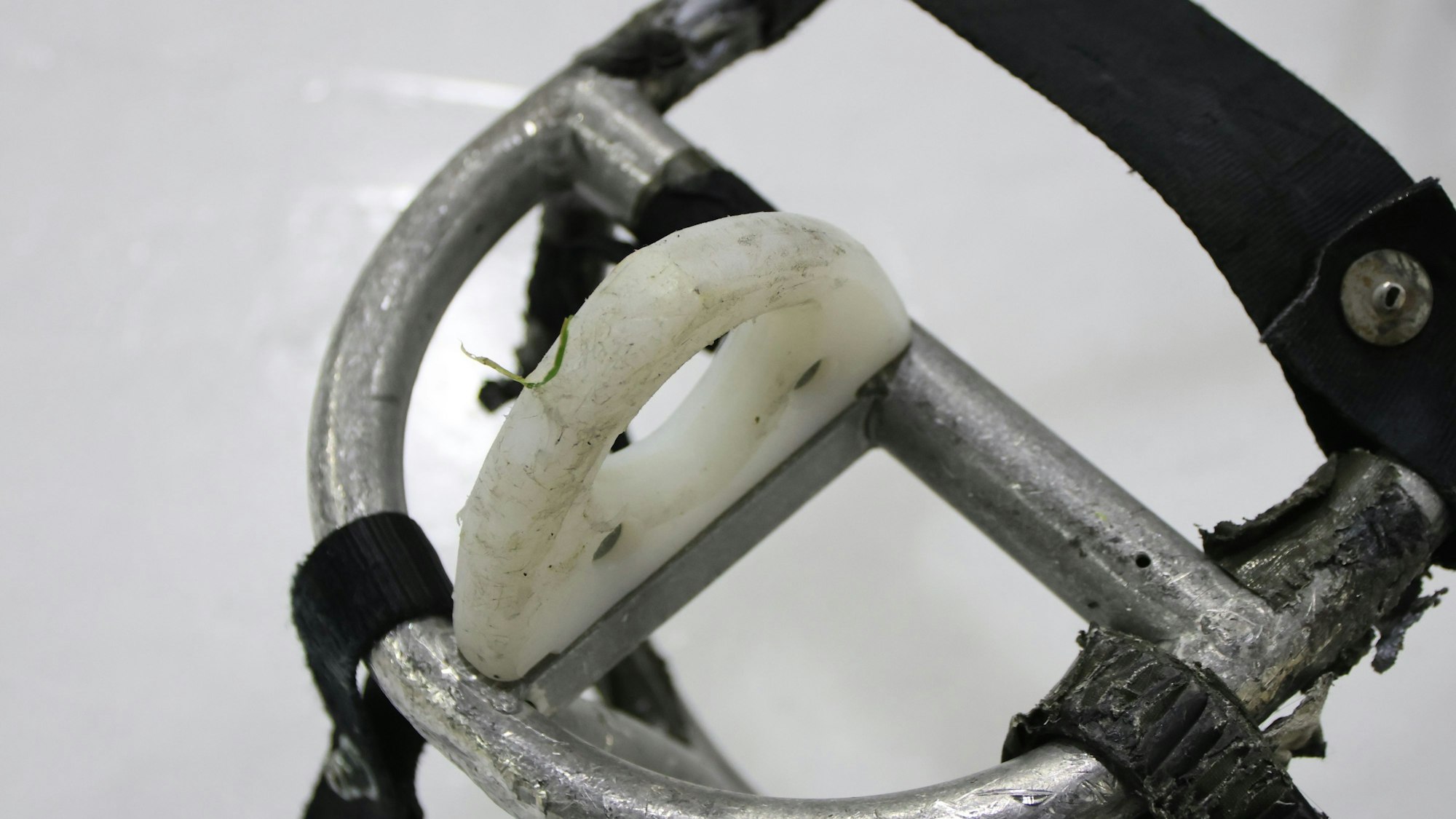 Ein weißes Kunststoffstück auf der Vorderseite eines Schlittens.