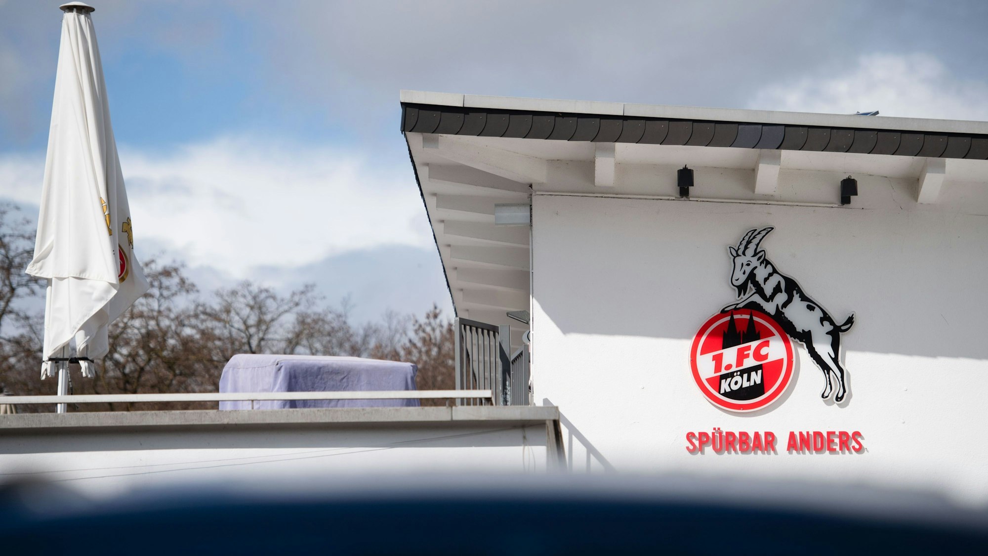 Das Geißbockheim, Vereinsheim des Fußball-Bundesligisten 1. FC Köln. Nachdem der Fußball-Weltverband FIFA eine Transfersperre gegen den 1. FC Köln verhängt hat, will der Bundesligist nun Berufung beim internationalen Sportgerichtshof Cas einlegen.