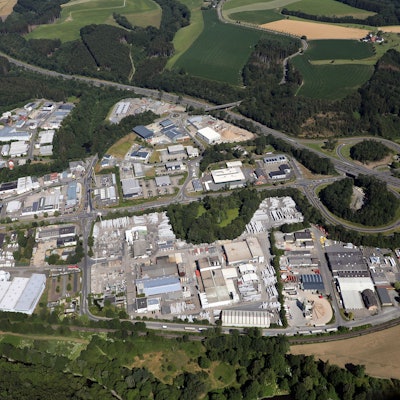 Auf einer Luftaufnahme stehen im Gewerbegebiet viele Gebäude nebeneinander.