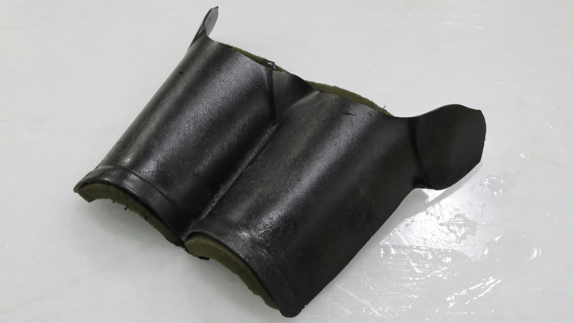 Oberschenkelschutz aus Schaumstoff.