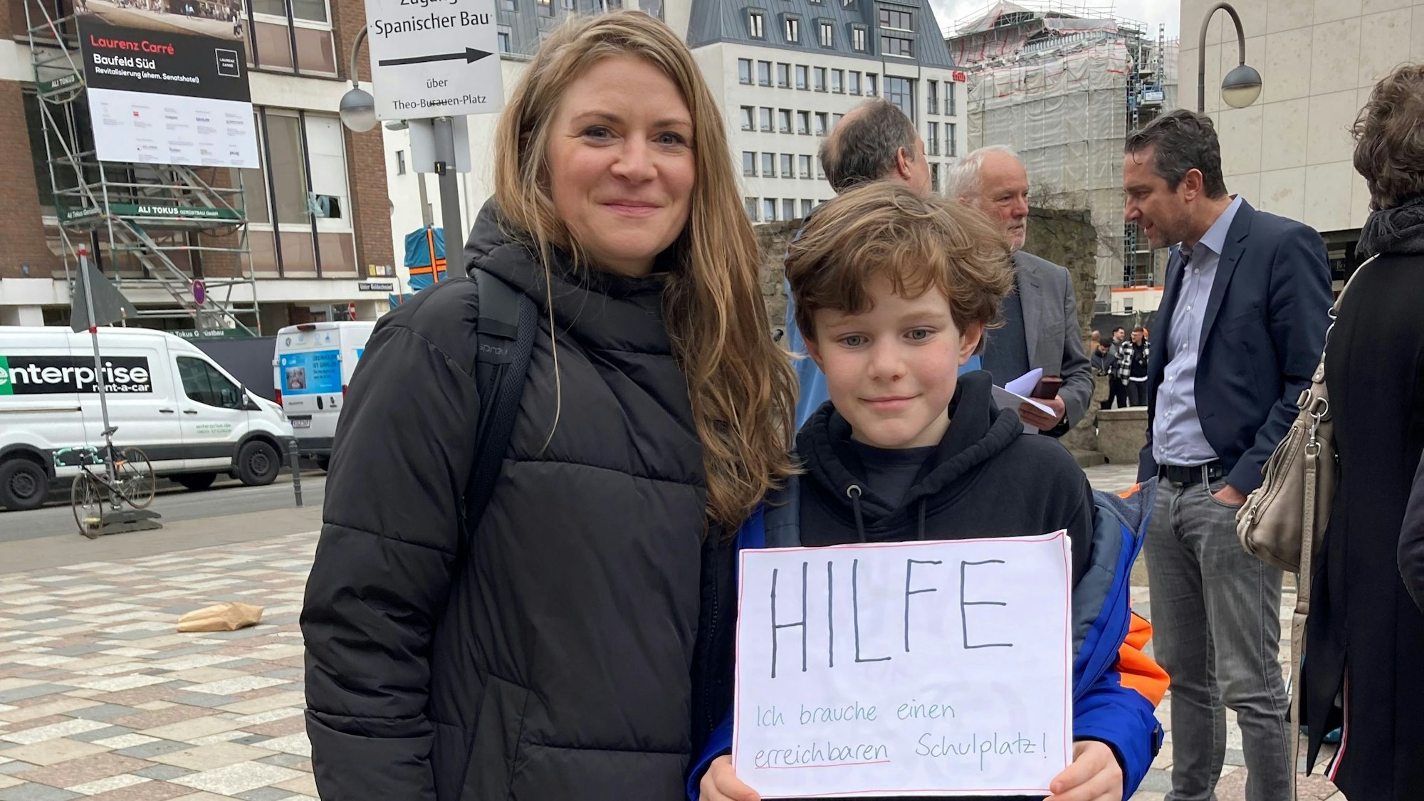Nora Buchheit und ihr Sohn Emil vor der Ratssitzung im April