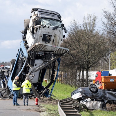 Nach einem Unfall steht ein Auto-Transporter schwer beschädigt auf der Autobahn 3 bei Weiskirchen in Hessen.