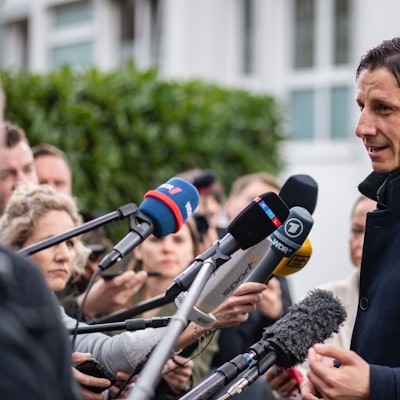 30.03.2023, Nordrhein-Westfalen, Köln: Christian Keller, Geschäftsführer des 1. FC Köln, gibt Journalisten ein Statement. Nachdem der Fußball-Weltverband FIFA eine Transfersperre gegen den 1. FC Köln verhängt hat, will der Bundesligist nun Berufung beim internationalen Sportgerichtshof Cas einlegen.