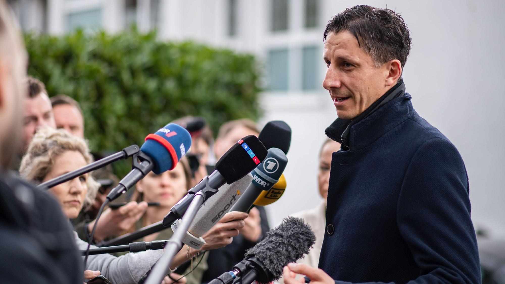 30.03.2023, Nordrhein-Westfalen, Köln: Christian Keller, Geschäftsführer des 1. FC Köln, gibt Journalisten ein Statement. Nachdem der Fußball-Weltverband FIFA eine Transfersperre gegen den 1. FC Köln verhängt hat, will der Bundesligist nun Berufung beim internationalen Sportgerichtshof Cas einlegen.