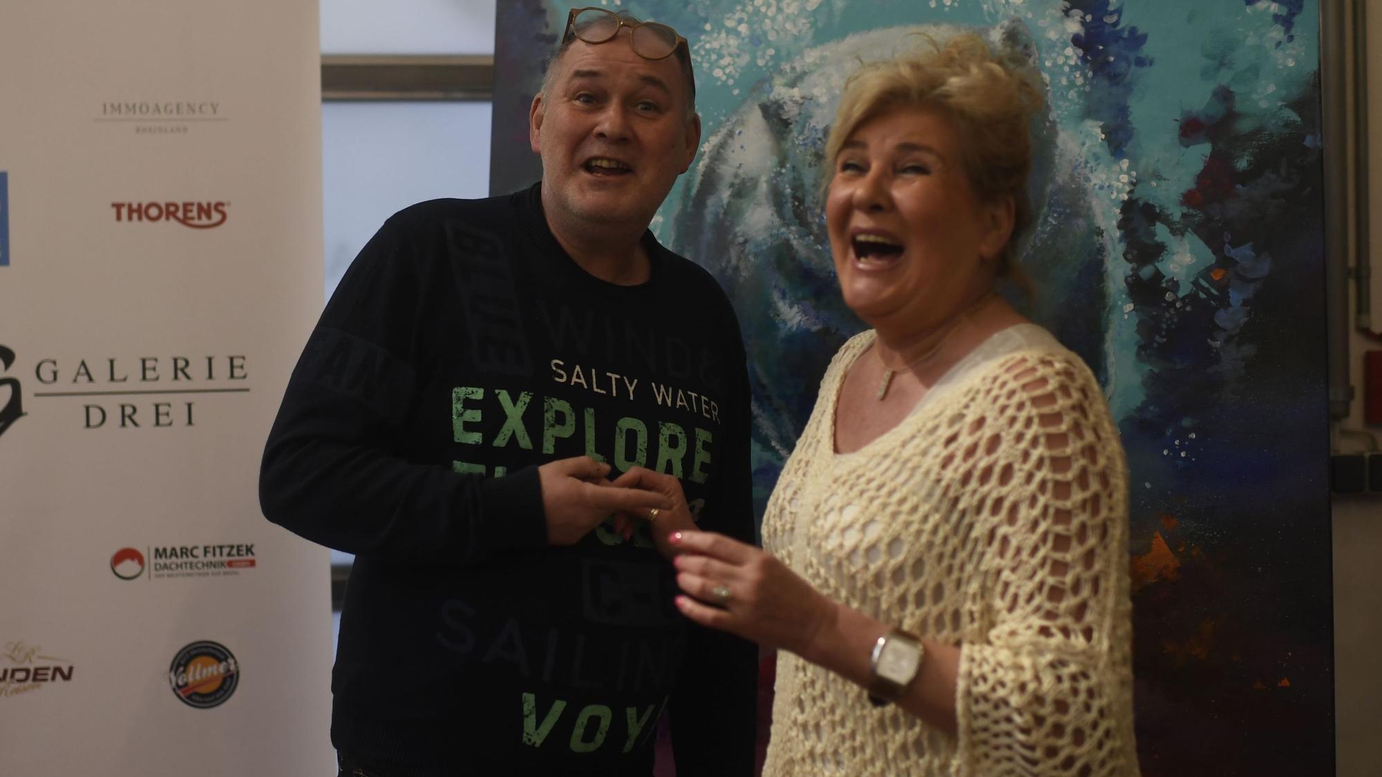 Bianca Lehnertz und ihr Bruder Walter stehen vor einem Kunstwerk.