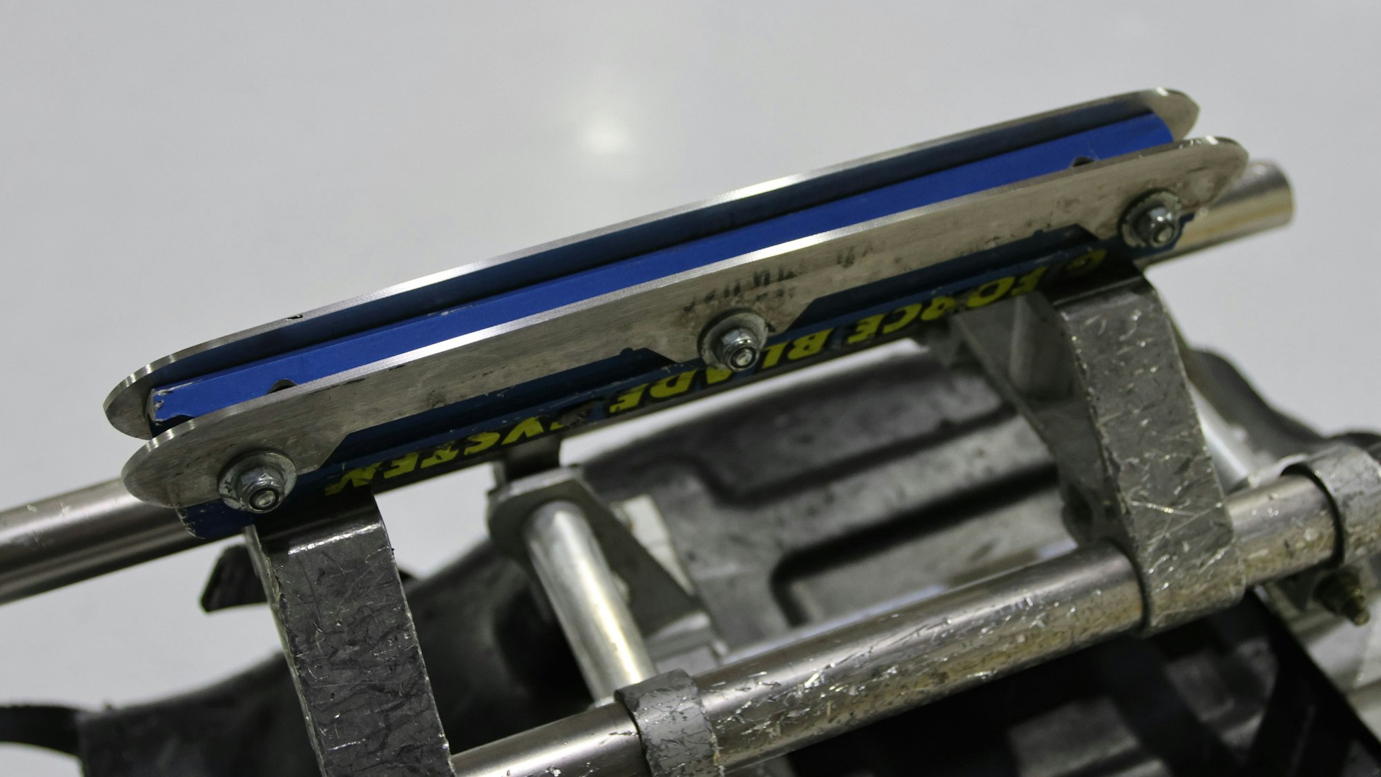 Ein Kufenblock unter einem Schlitten.