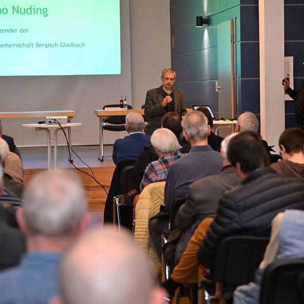 Dr. Benno Nuding von den Freien Wählern spricht vor den Gästen im Pfarrsaal.