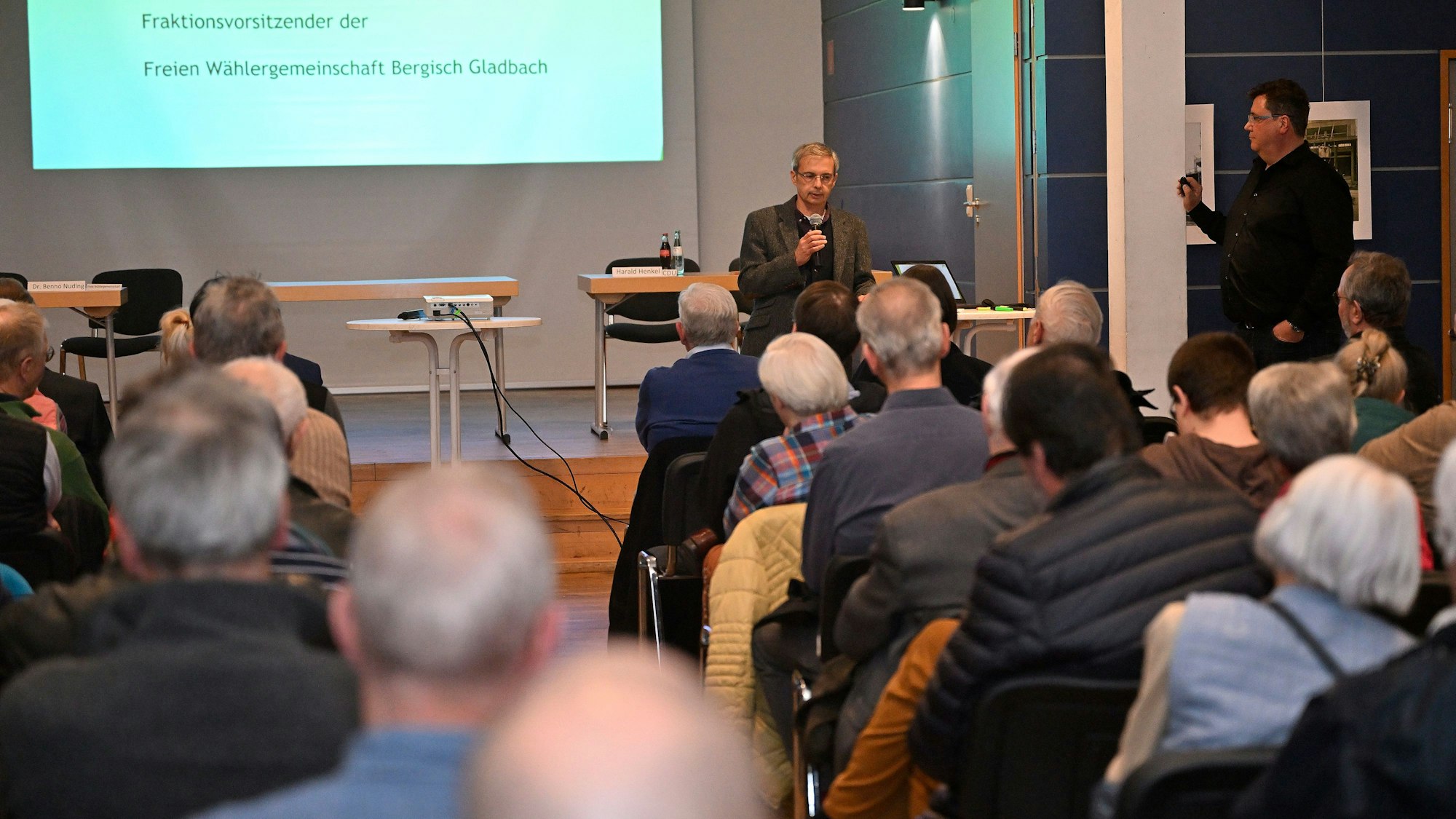 Dr. Benno Nuding von den Freien Wählern spricht vor den Gästen im Pfarrsaal.