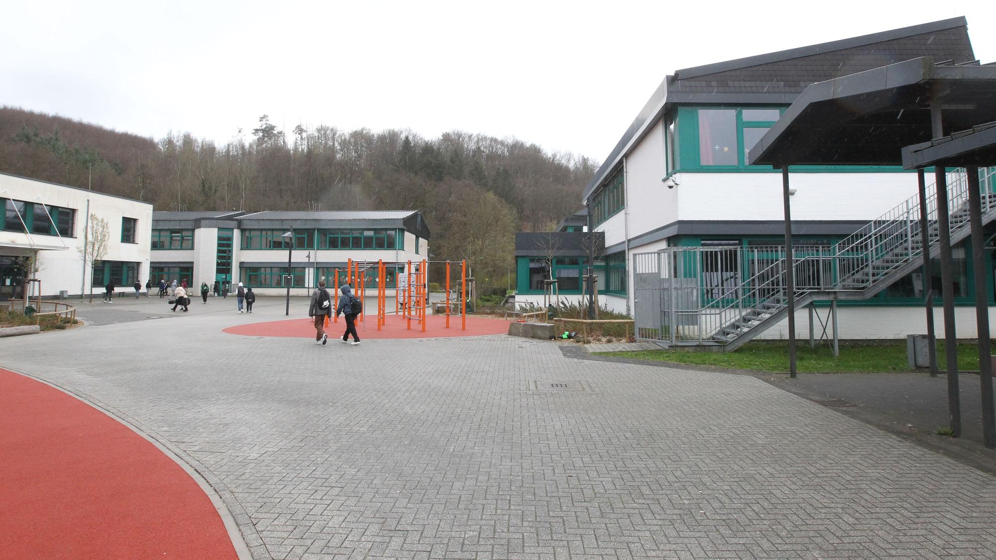 Gymnasium Lohmar Donrather Dreieck wo aber auch die Gesamtschule noch im rechten Bereich vertrten ist