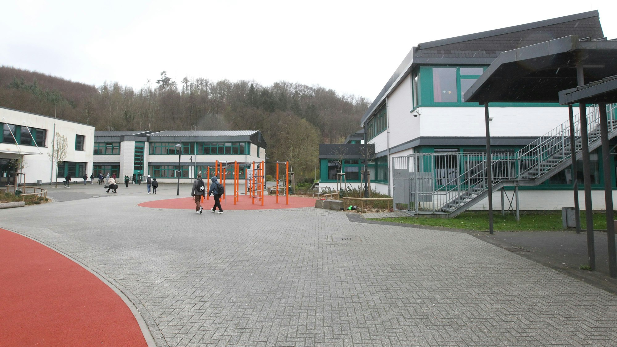Gymnasium Lohmar Donrather Dreieck wo aber auch die Gesamtschule noch im rechten Bereich vertrten ist