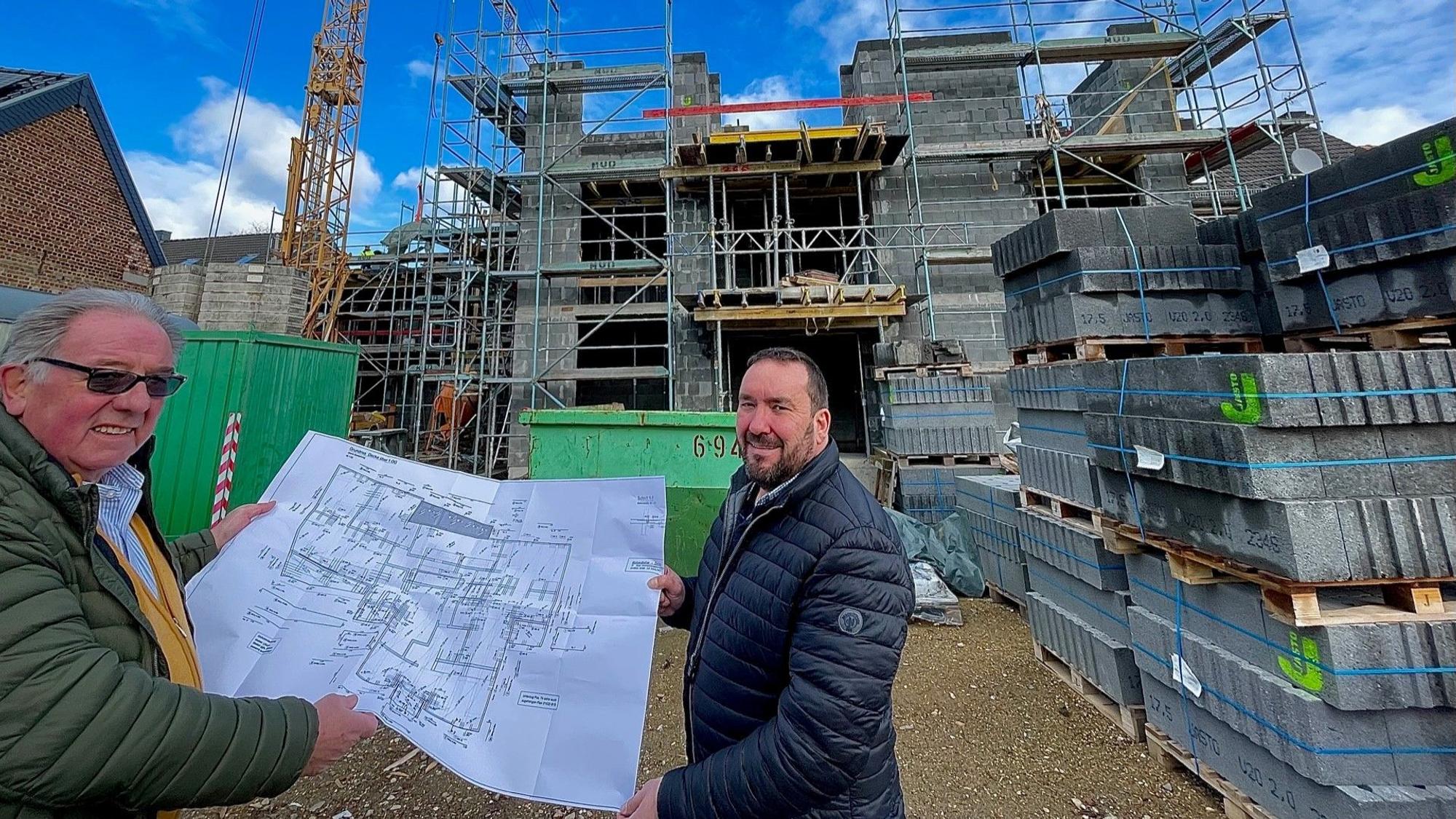 Idealquadrat-Geschäftsführer Peter Ehser und Seniorpartner Reiner Ostertag erläuterten auf der Baustelle an der Brüggener Straße Details zum Bauprojekt.