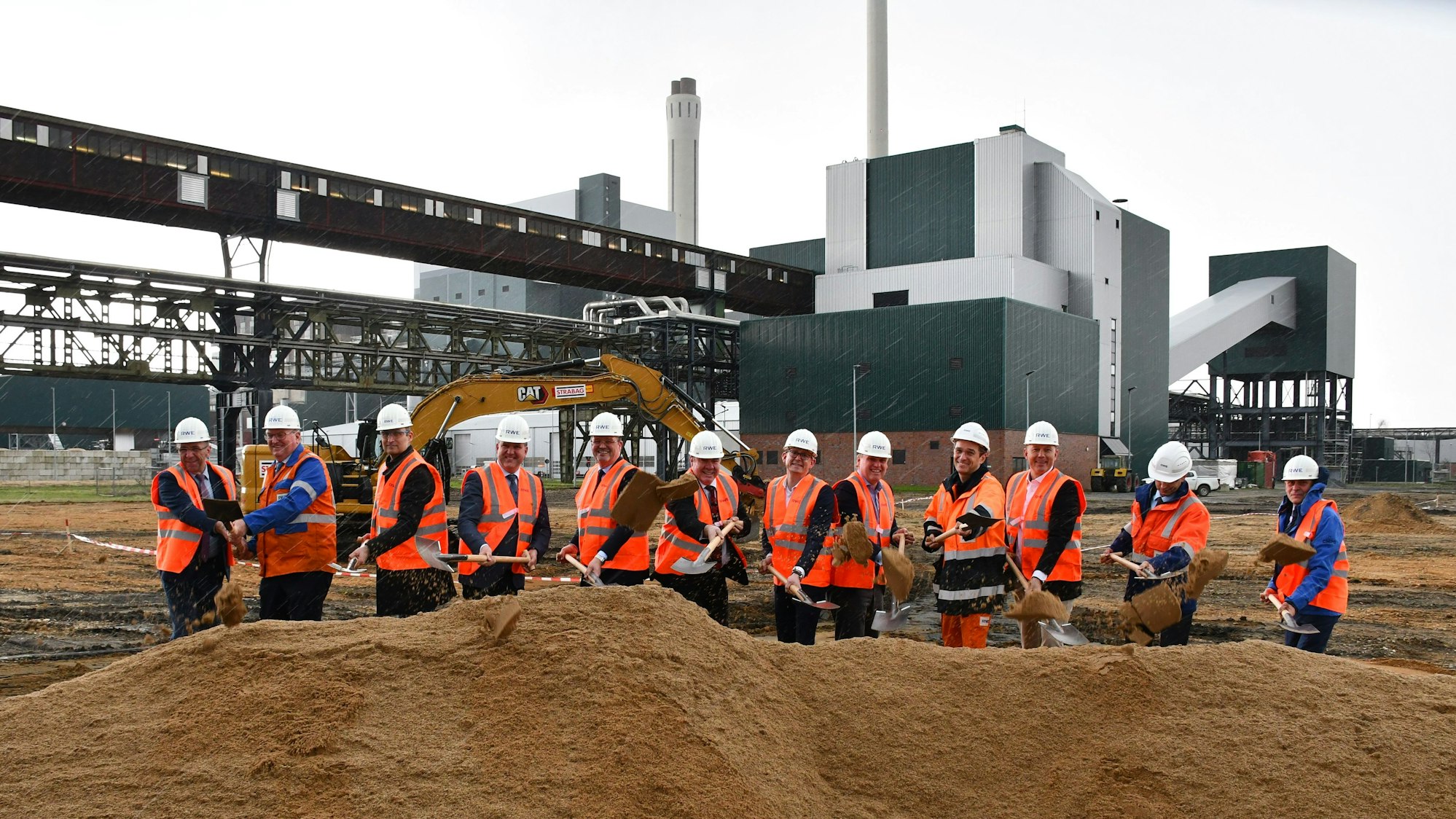 Mit dem symbolischen ersten Spatenstich begannen im März 2023 auf dem Knapsacker Hügel die Bauarbeiten für die Klärschlammverbrennungsanlage von RWE neben dem Goldenbergkraftwerk.