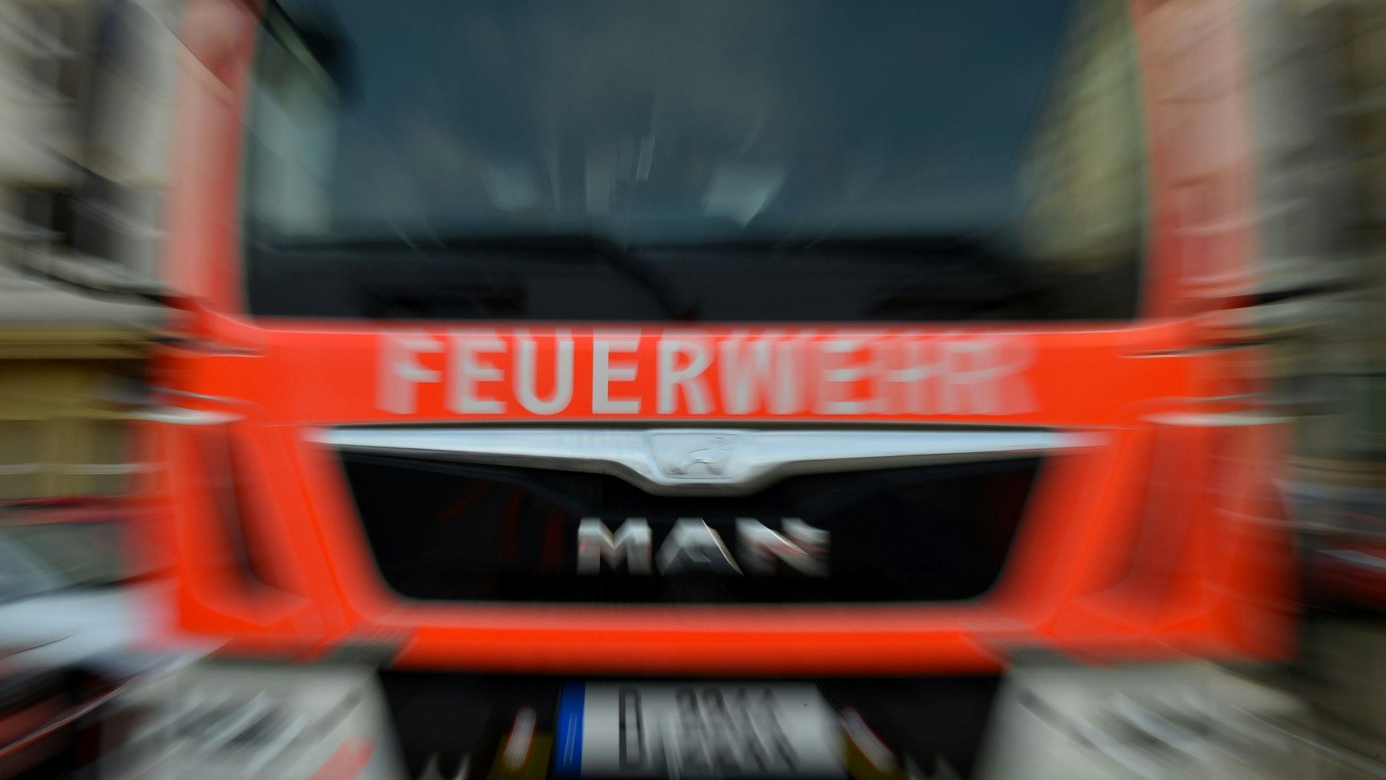 ARCHIV - 14.12.2017, Berlin: Ein Feuerwehrauto