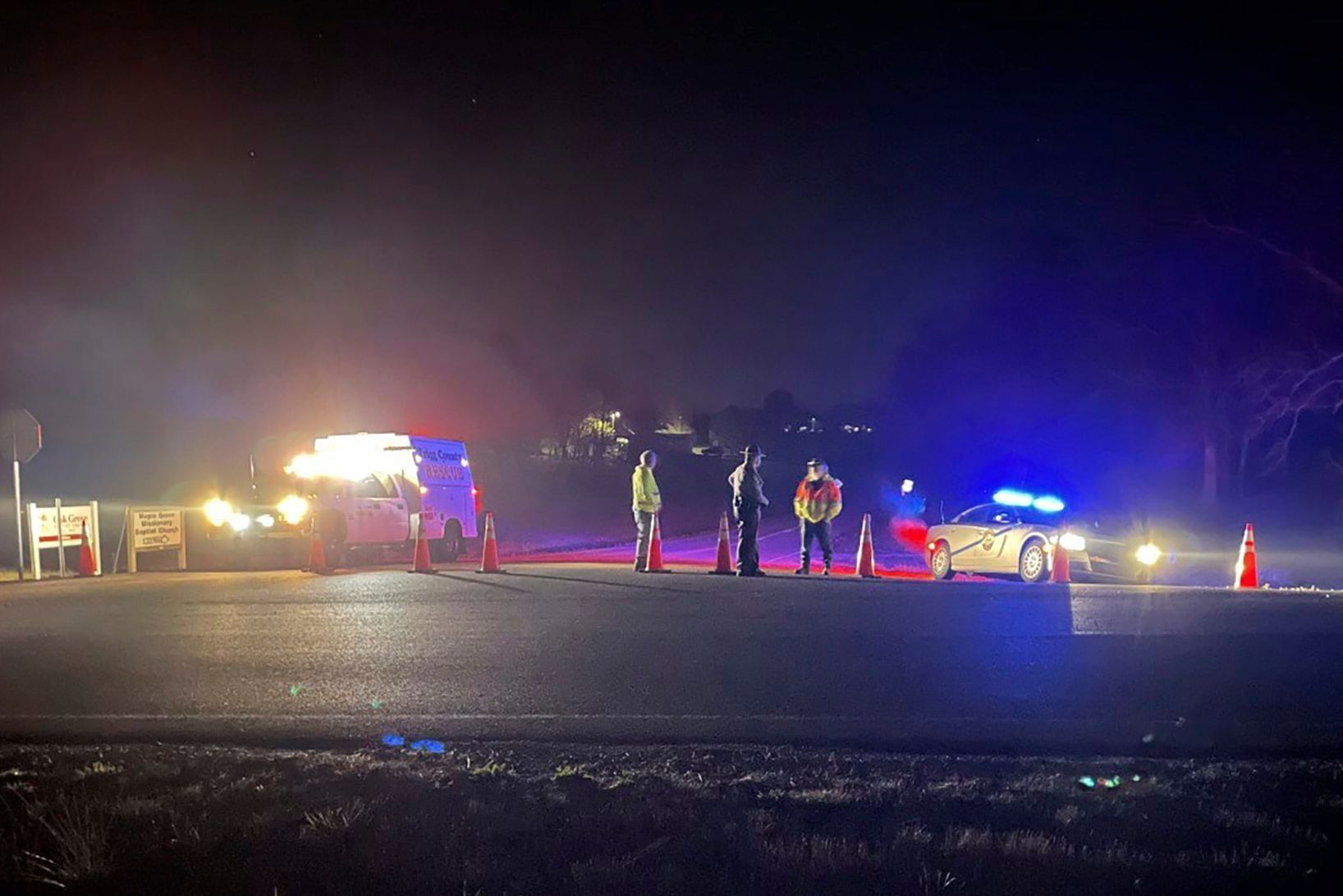 Notfallsanitäter sichern mit Pylonen eine Unfallstelle auf einer US-Militärbasis im Bundesstaat Kentucky ab. Im Hintergrund ist Blaulicht zu sehen.