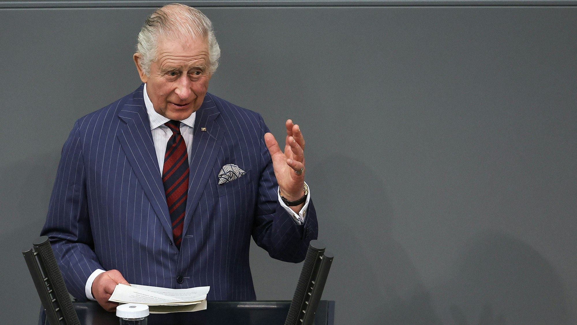König Charles III. spricht am zweiten Tag seiner Deutschlandreise im Bundestag. Linken-Politiker hatten den Auftritt im Parlament zuvor kritisiert.