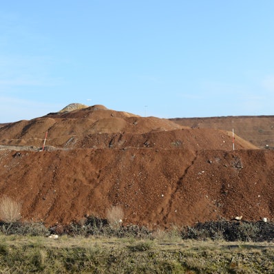 Erdhaufen türmen sich hintereinander auf.