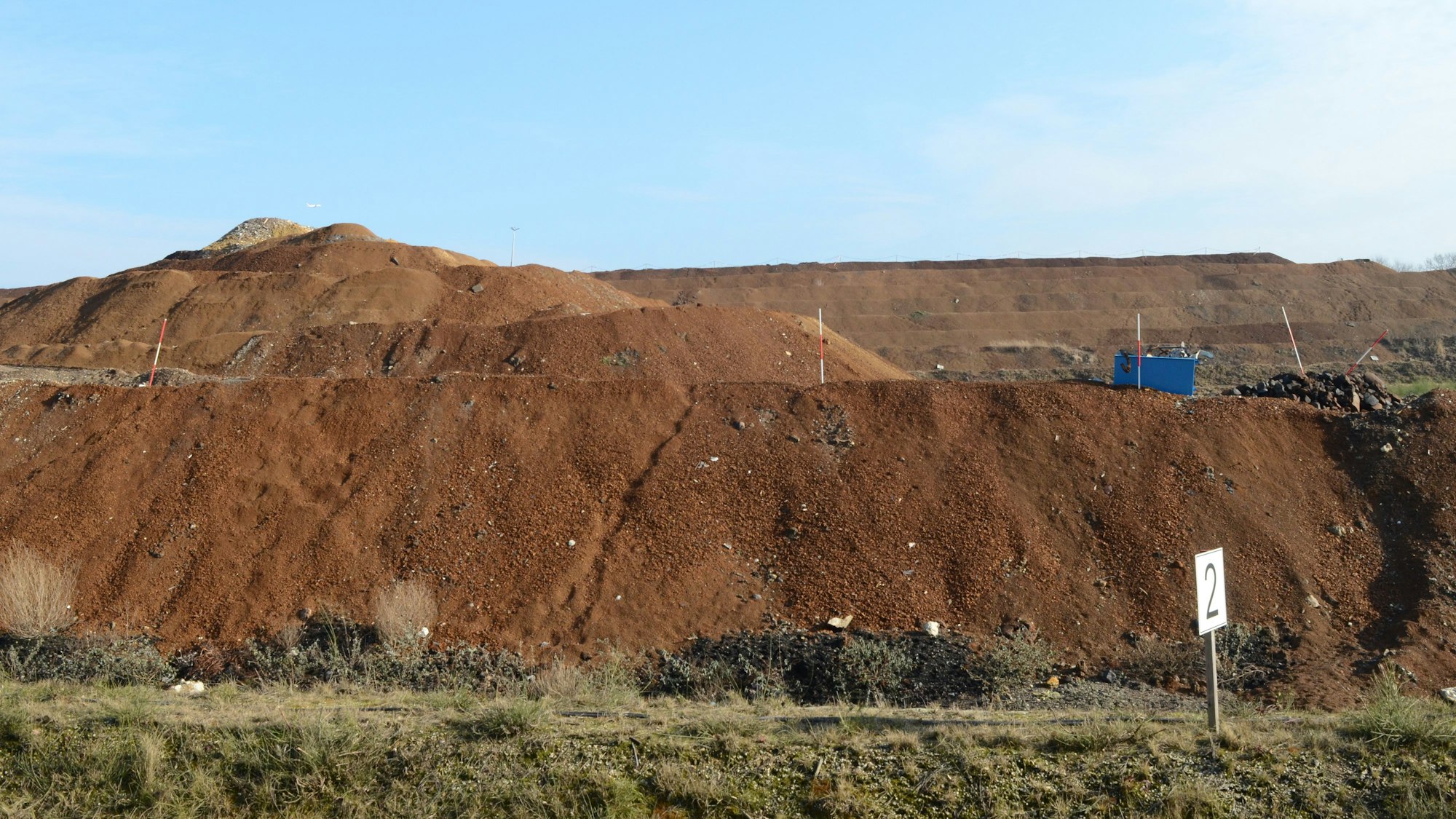 Erdhaufen türmen sich hintereinander auf.
