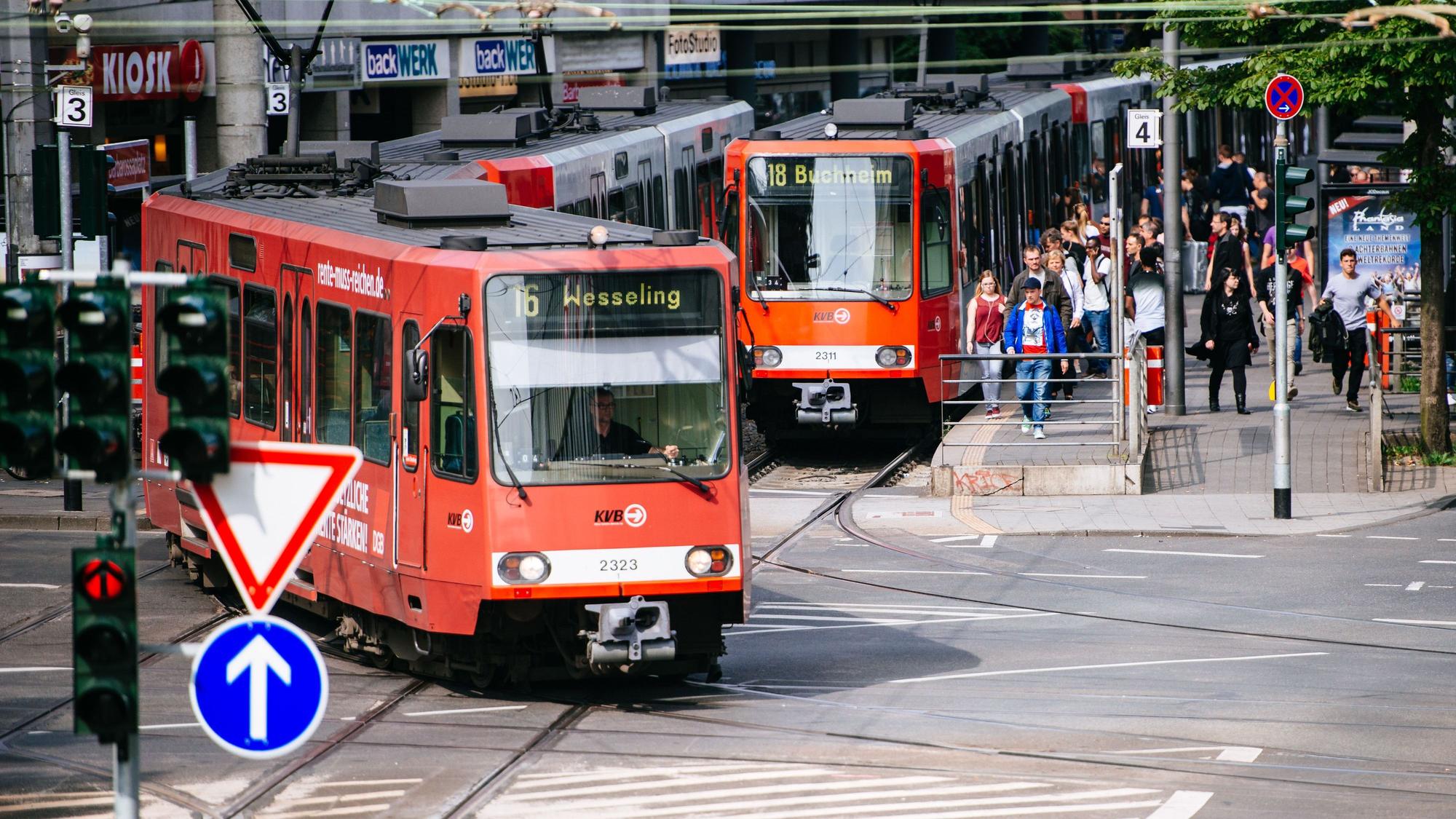 Bahnen der Kölner Verkehrs-Betriebe am Barbarossaplatz in Köln.