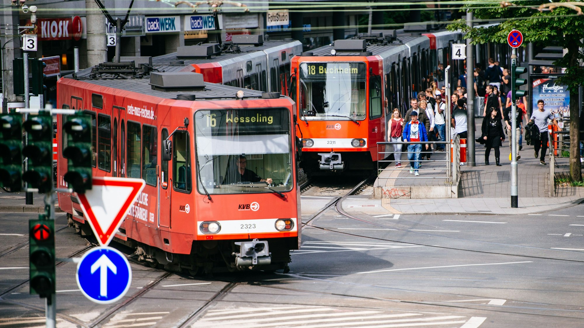 Bahnen der Kölner Verkehrs-Betriebe am Barbarossaplatz in Köln.