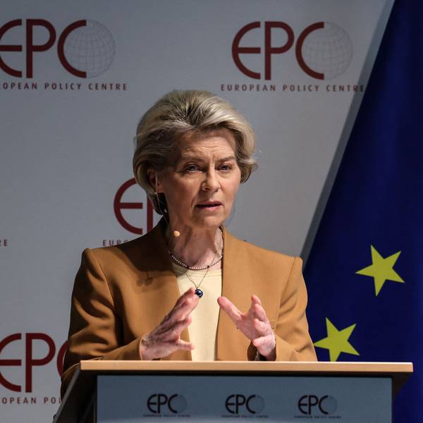 EU-Kommissionspräsidentin Ursula von der Leyen spricht vor einer Europa-Flagge