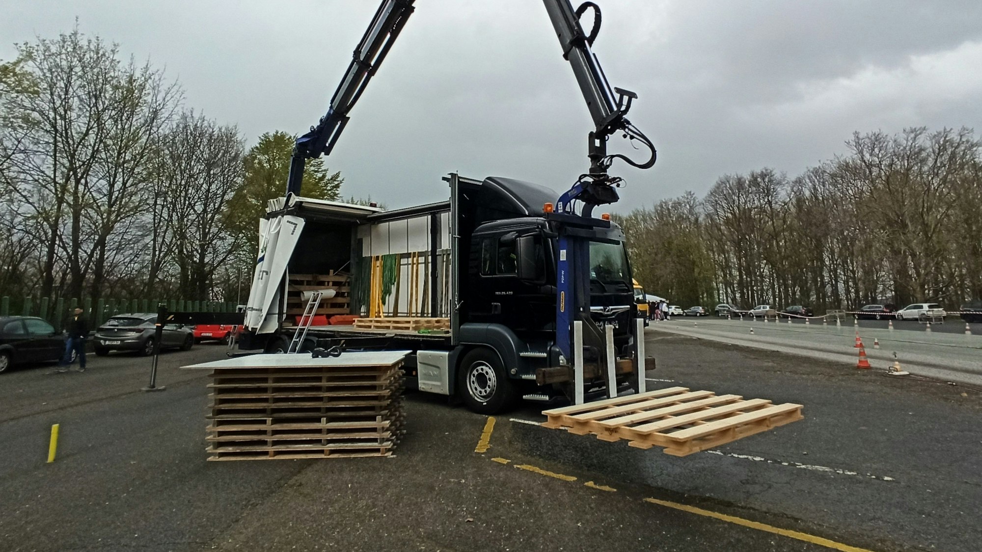 30. März 2023. Bornheim. Die Logstikbranche präsentierte sich anlässlich eines Informationtages auf dem TÜV Fahrsicherheitszentrum Bornheim und informierte Jugendliche über Ausbildungs- und Arbeitsmöglichkeiten. Foto: Frank Engel-Strebel