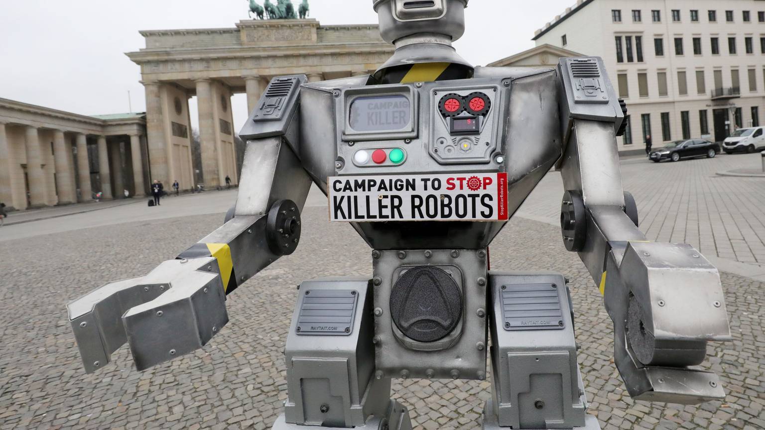 Eine Roboterfigur steht vor dem Brandenburger Tor.