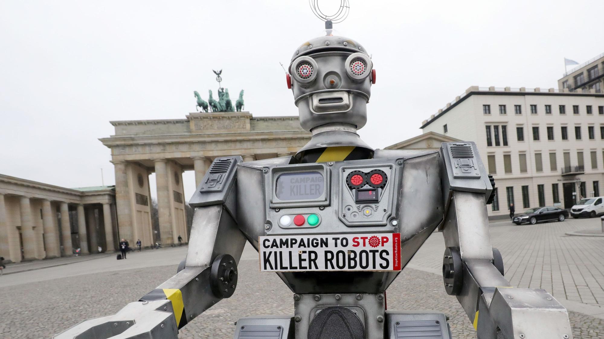 Eine Roboterfigur steht vor dem Brandenburger Tor.