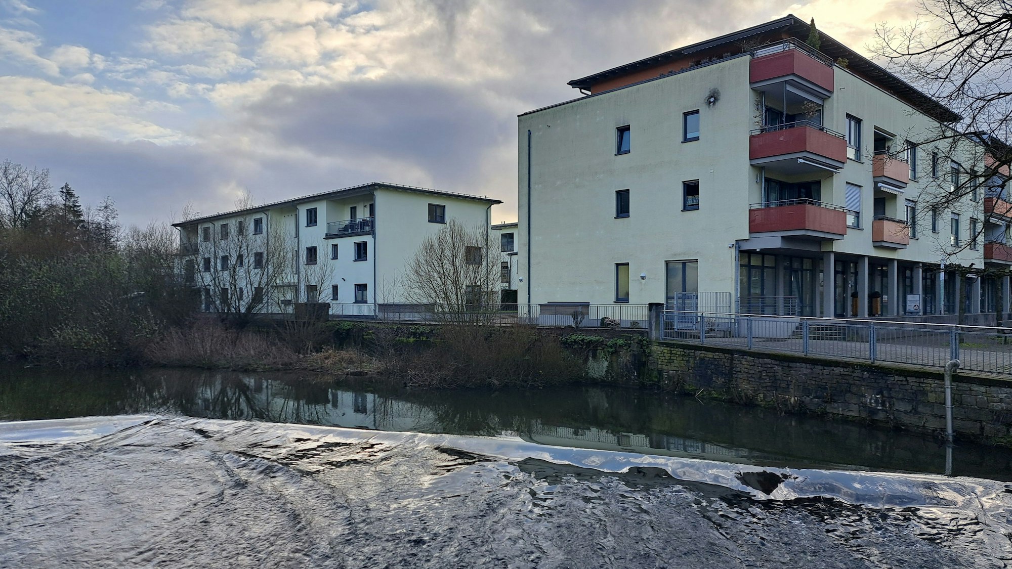 Das Wupperufer am Hausmannsplatz.