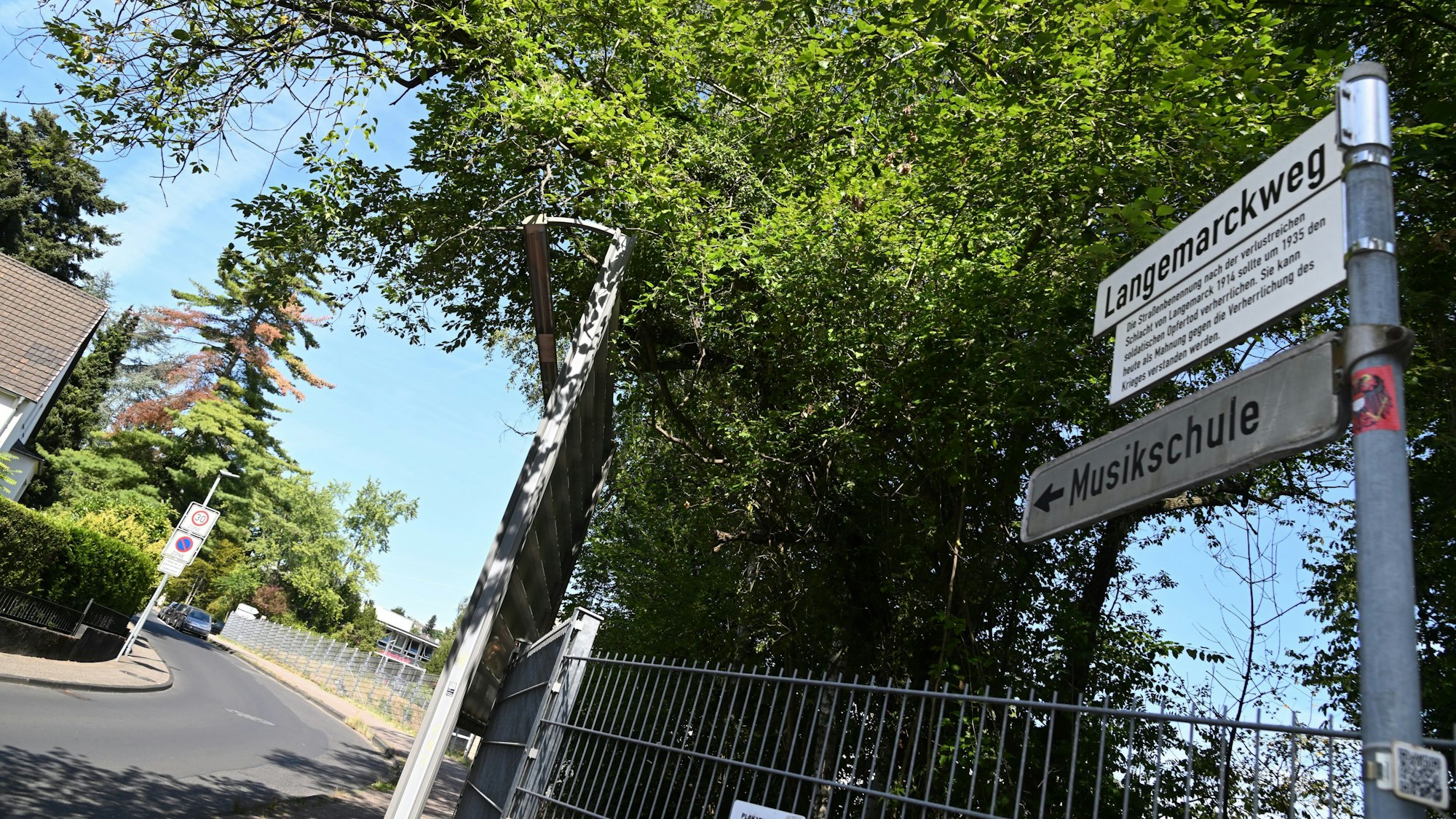 Das Straßenschild mit der Aufschrift „Langemackweg“ weist in eine Straße in Bergisch Gladbach.