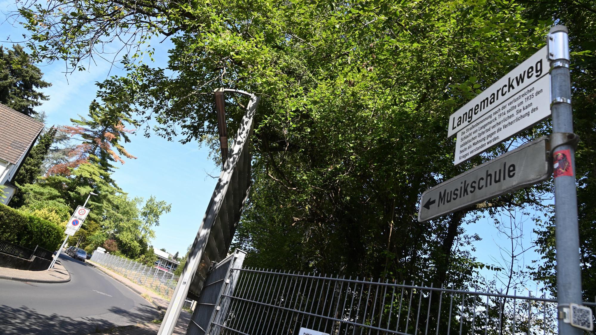 Das Straßenschild mit der Aufschrift „Langemackweg“ weist in eine Straße in Bergisch Gladbach.