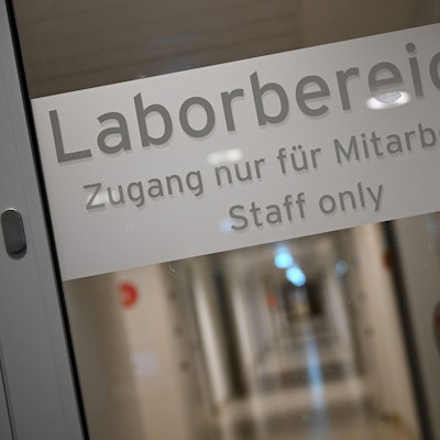 Eingang zum Laborbereich im Institut für Medizinische Immunologie an der Charité.
