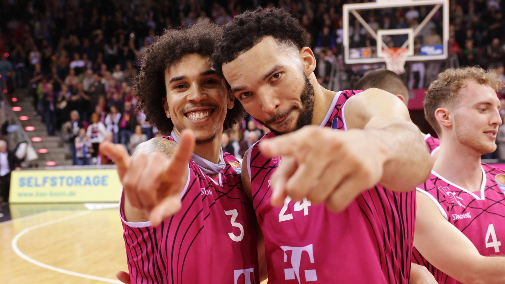 Tyson Ward und Deane Williams scherzen in die Kamera