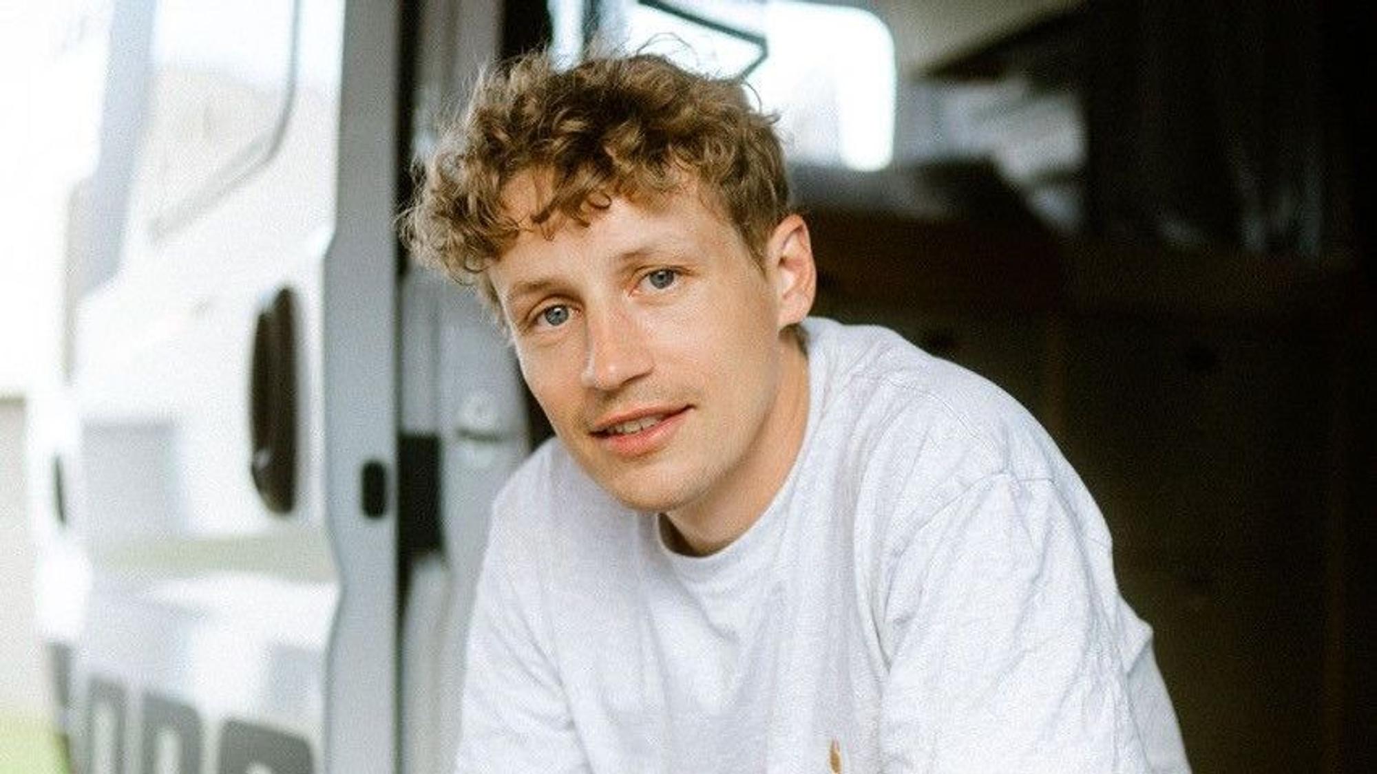 Der Sänger Tim Bendzko in seinem Camper. Er stellt sein neues Album "April" vor.