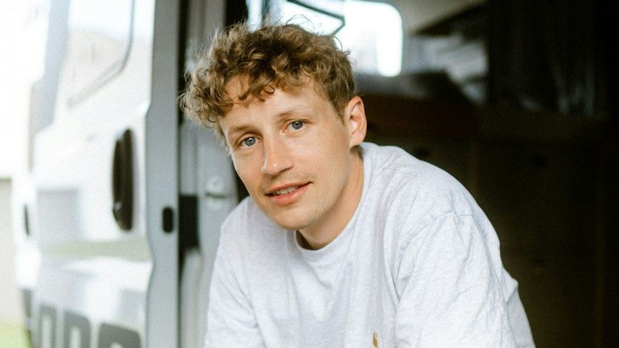 Der Sänger Tim Bendzko in seinem Camper. Er stellt sein neues Album "April" vor.