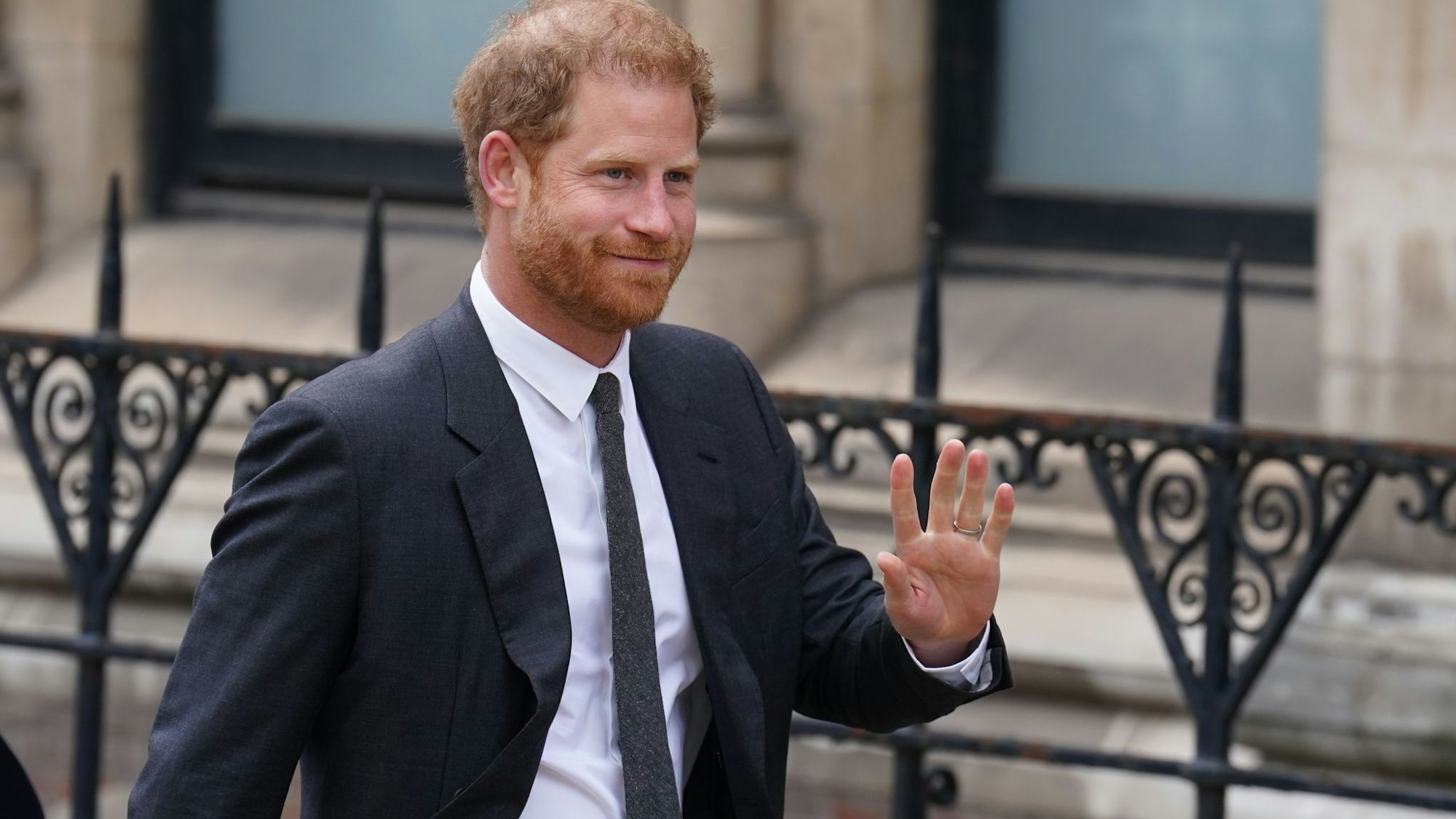 Prinz Harry, Herzog von Sussex, winkt bei seiner Ankunft vor einer Anhörung am Royal Courts Of Justice.