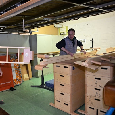 Die alte Sporthalle wird ausgeräumt.