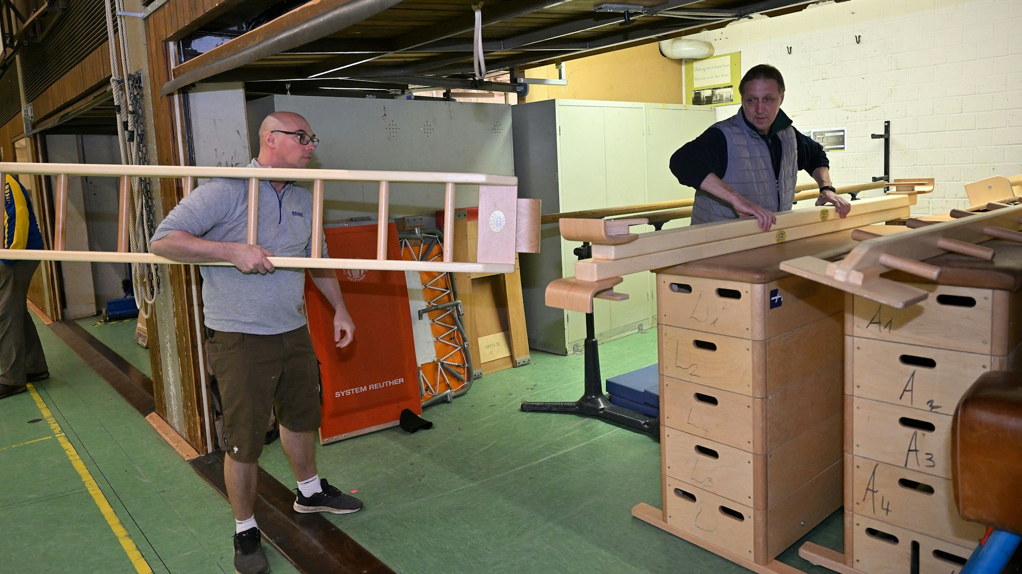 Die alte Sporthalle wird ausgeräumt.