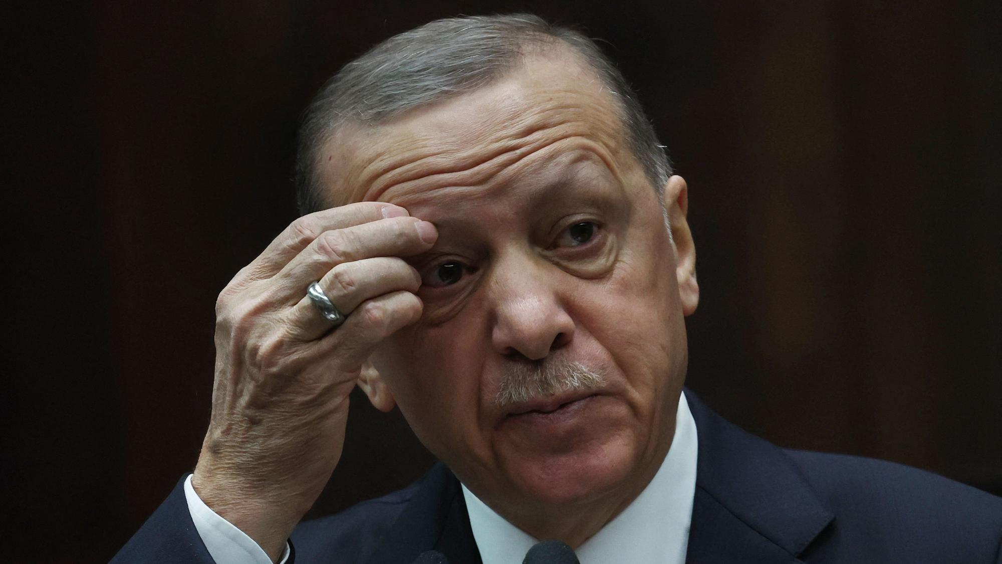 Der türkische Präsident Recep Tayyip Erdogan kratz sich am Kopf.