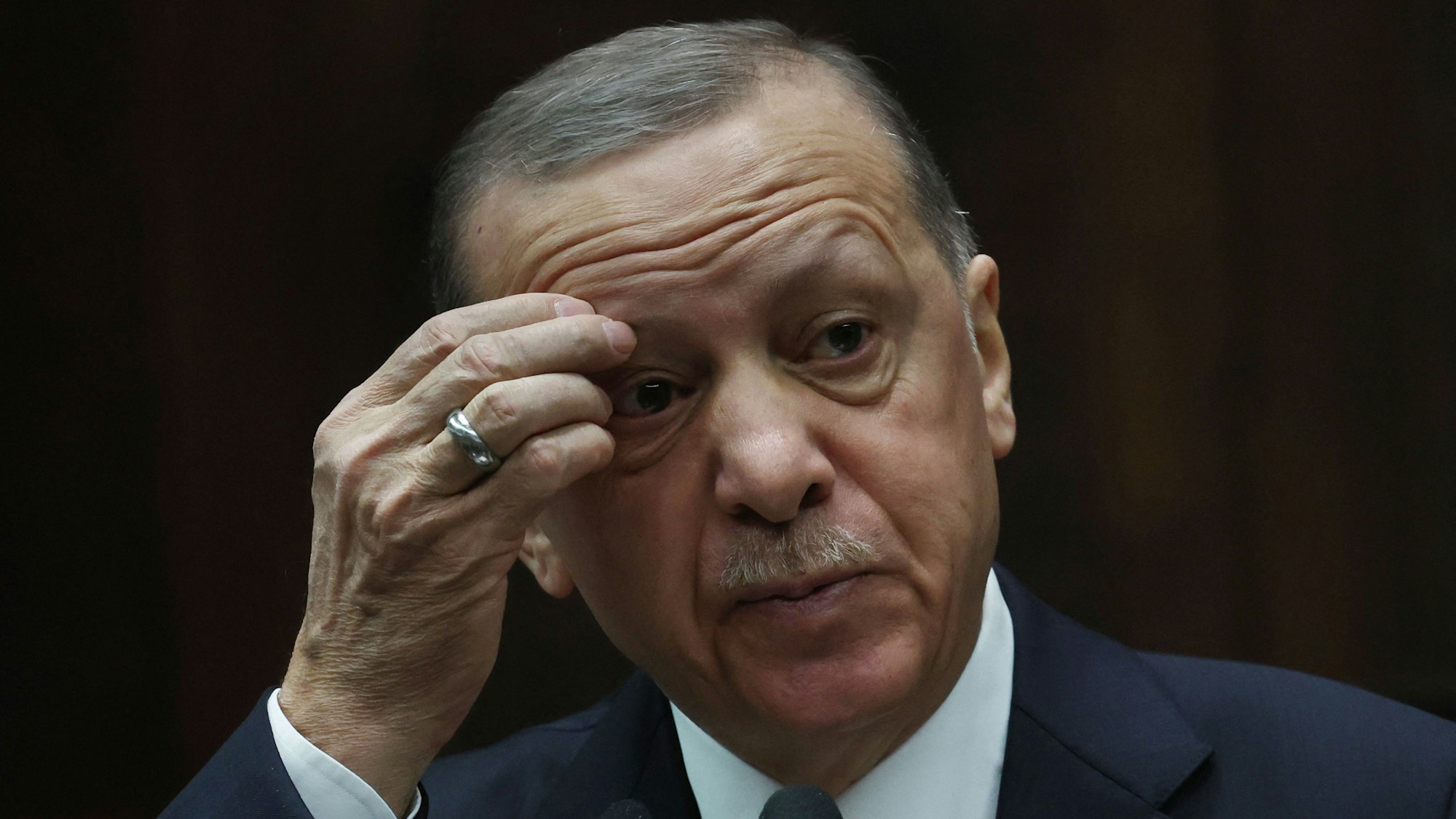 Der türkische Präsident Recep Tayyip Erdogan kratz sich am Kopf.