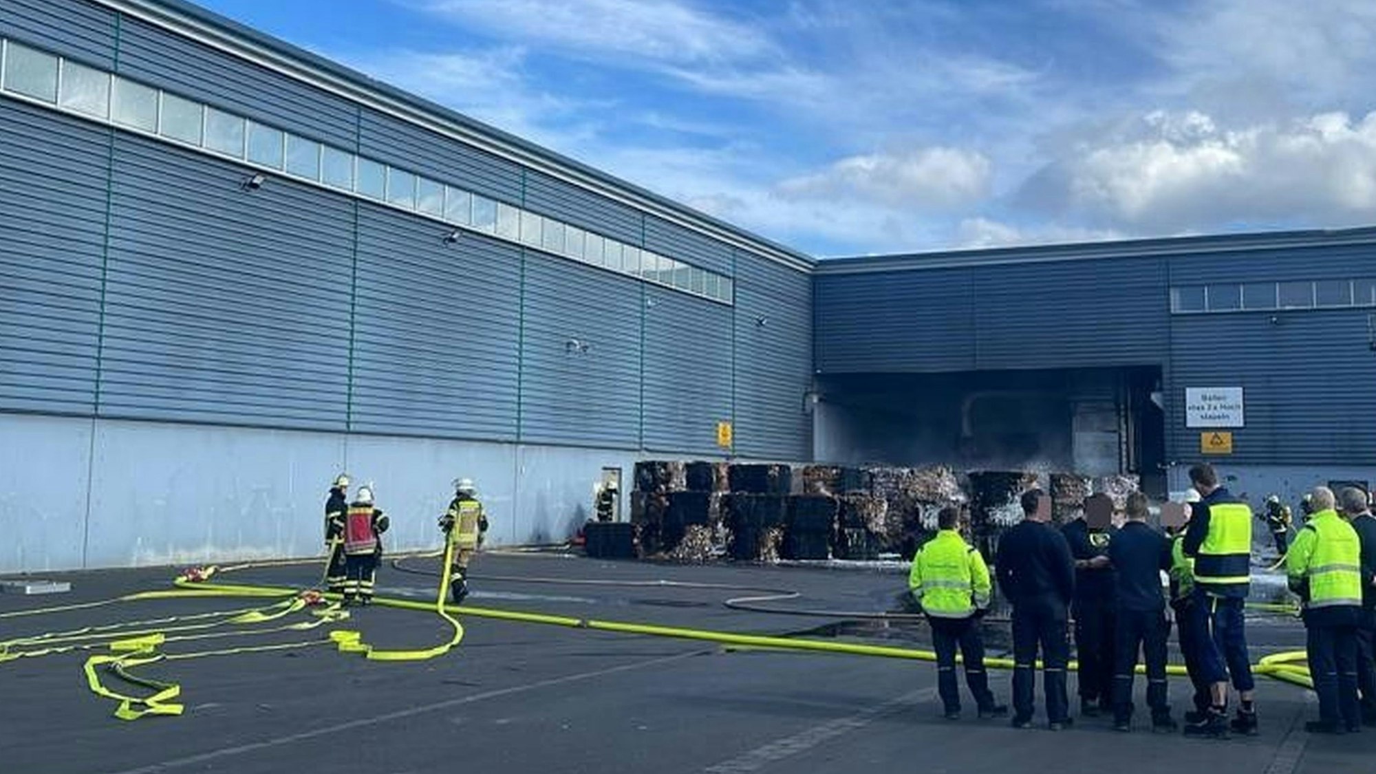 Einsatzkräfte der Euskirchener Feuerwehr bekämpfen den Brand an der Firmenhalle.