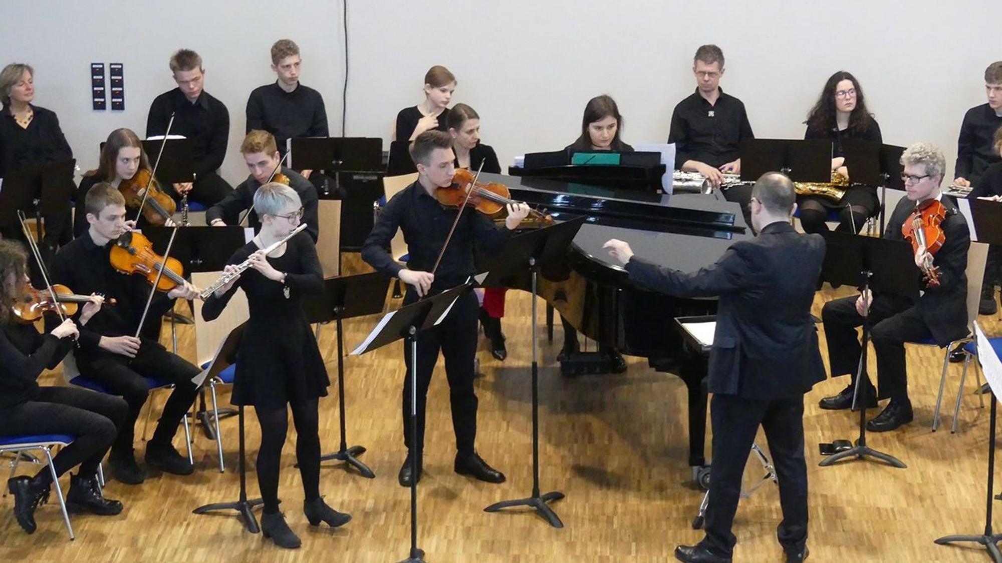 Schüler proben im Unterricht der Musikschule.