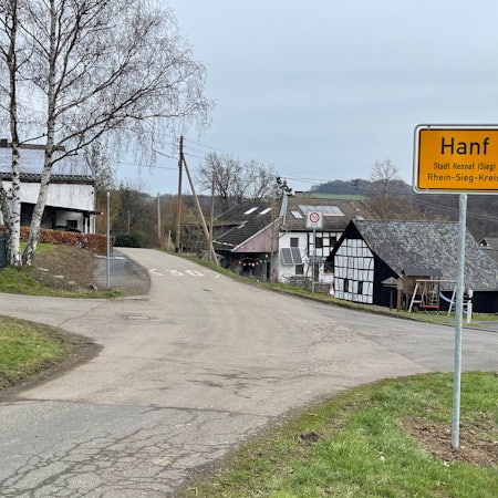 Blick auf das gelbe Ortseingangschild.