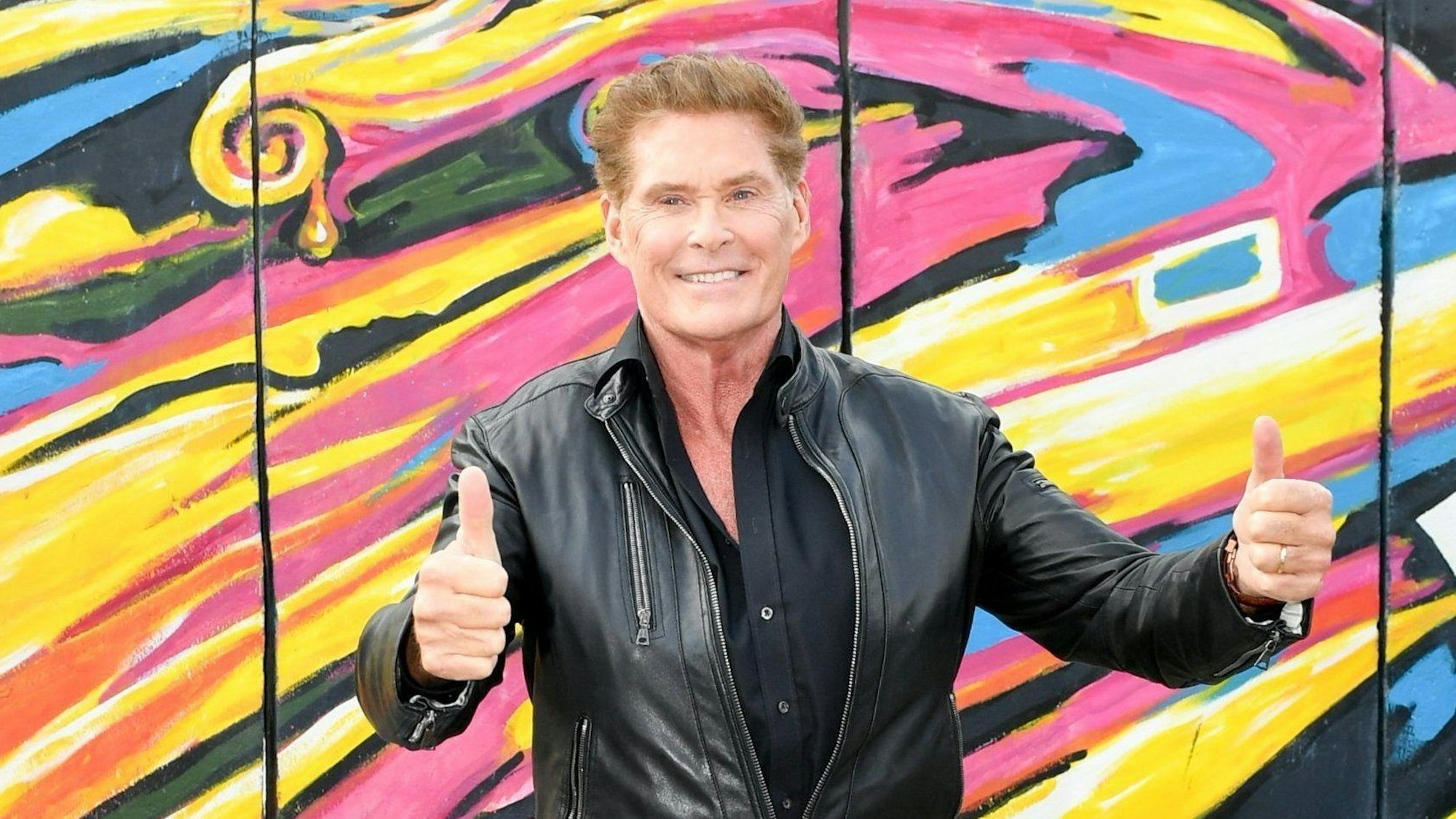 Beide Daumen nach oben zeigt David Hasselhoff, der frühere „Baywatch“-Schauspieler und Sänger.