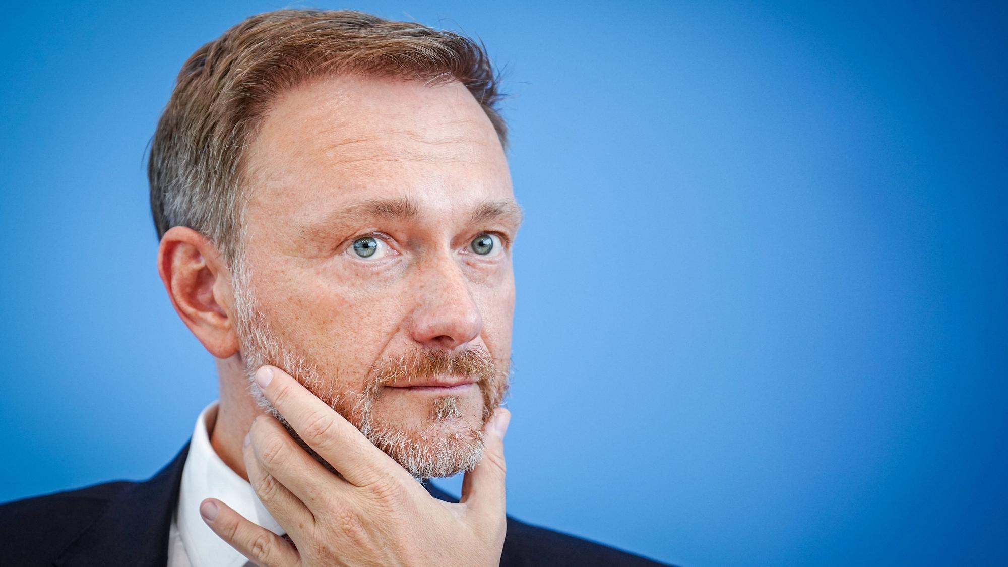 Christian Lindner, Bundesvorsitzender der FDP, war mit seinen Koalitionskollegen Lars Klingbeil (SPD) und Omid Nouripour (Grüne) in der ZDF-Talkshow „Maybrit Illner“ zu Gast. (Archivbild)