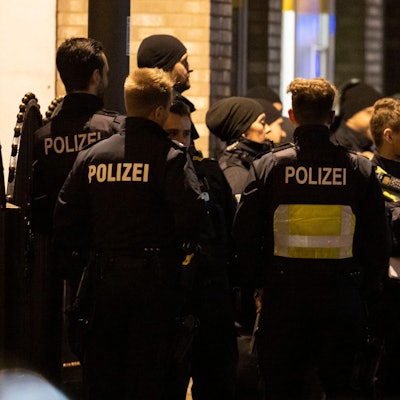 Zahlreiche Polizisten stehen bei einem Einsatz zusammen. (Symbolbild)