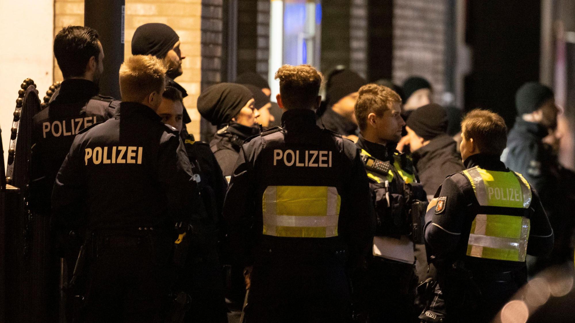 Zahlreiche Polizisten stehen bei einem Einsatz zusammen. (Symbolbild)