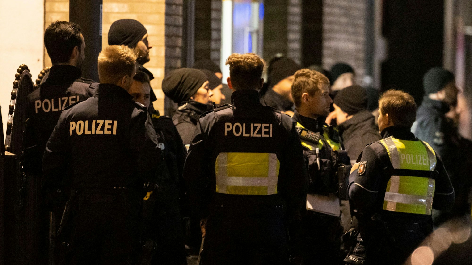 Zahlreiche Polizisten stehen bei einem Einsatz zusammen. (Symbolbild)