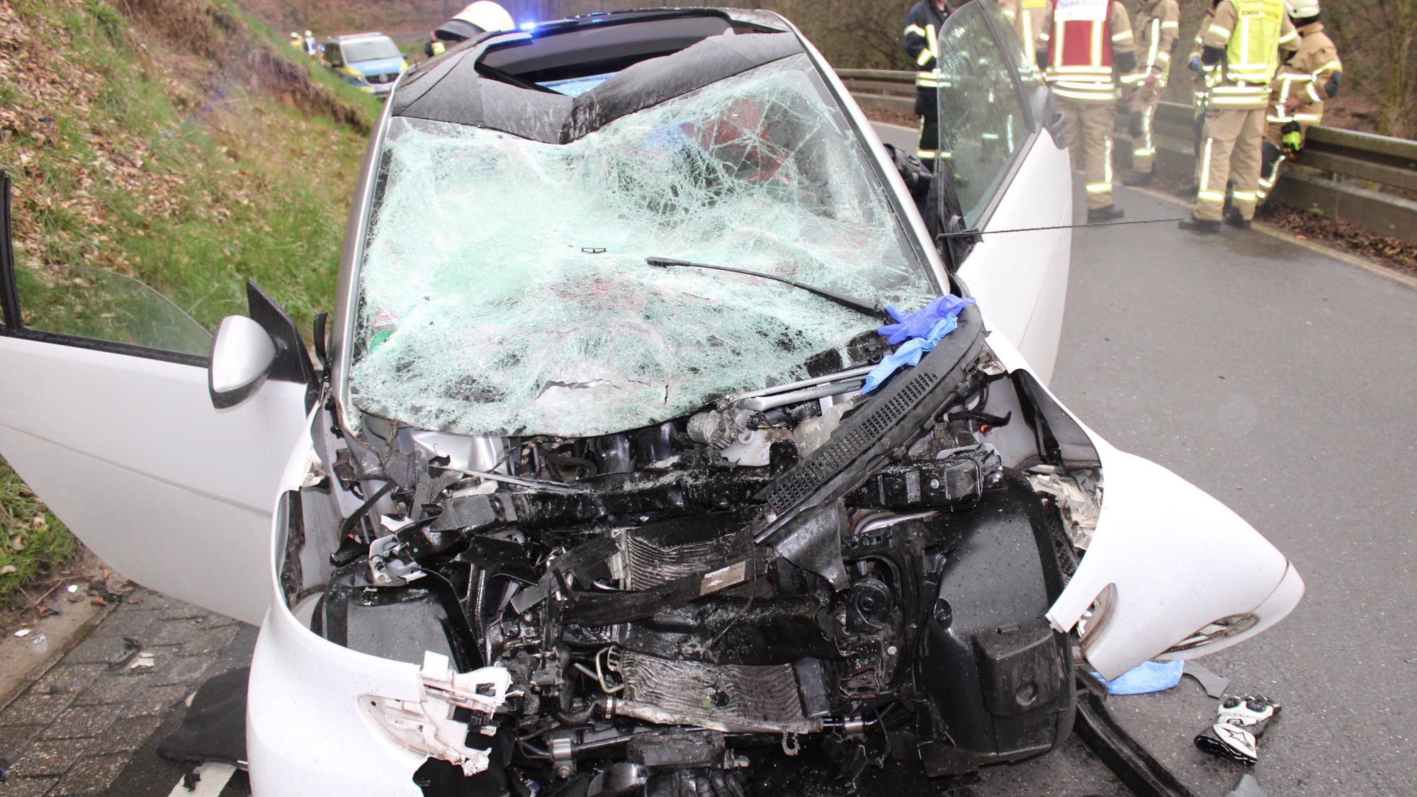 Unfallbeschädigter Smart nach Frontalzusammenstoß