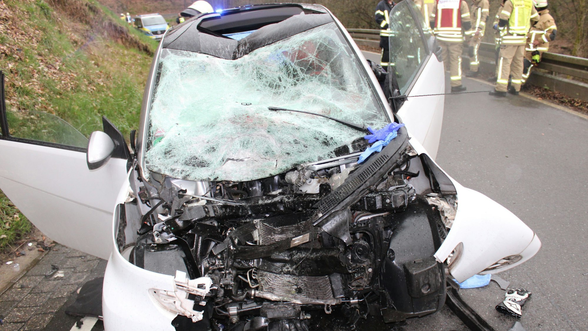 Unfallbeschädigter Smart nach Frontalzusammenstoß